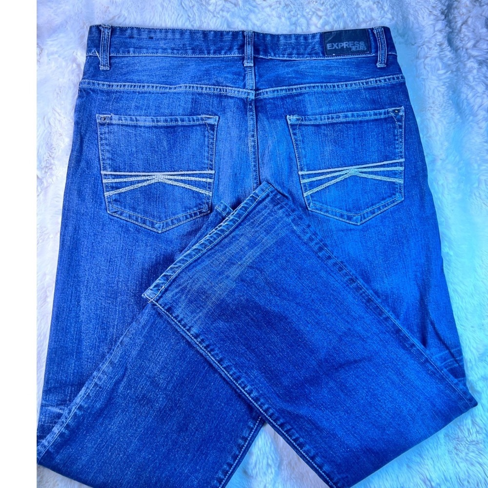 Express Jean Classic Fit Medium Wash Straight Leg Denim 36x32 Blue Whiskered A15
